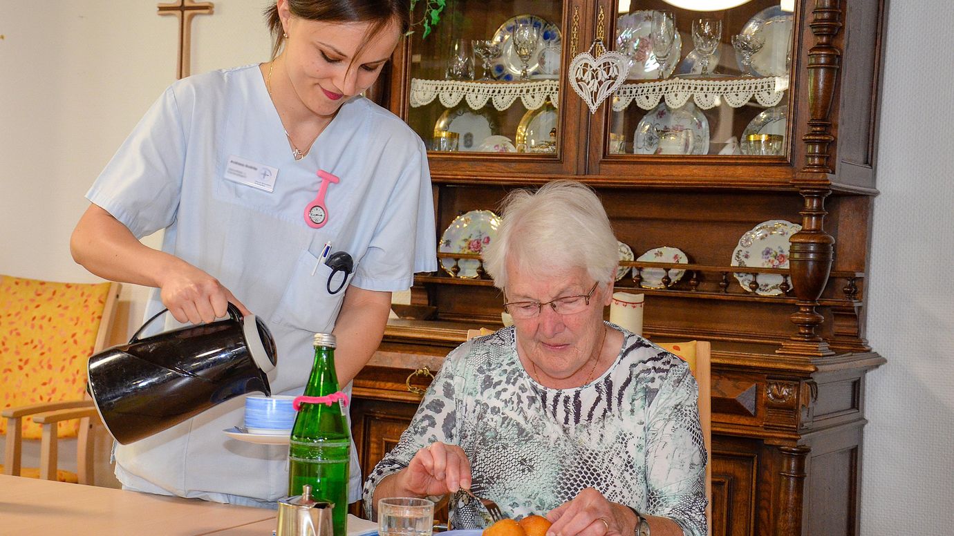 Pflegerin schrenkt Seniorin Kaffee ein