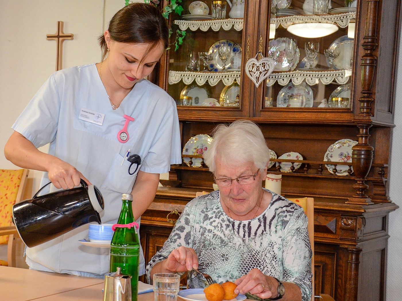 Pflegerin schrenkt Seniorin Kaffee ein