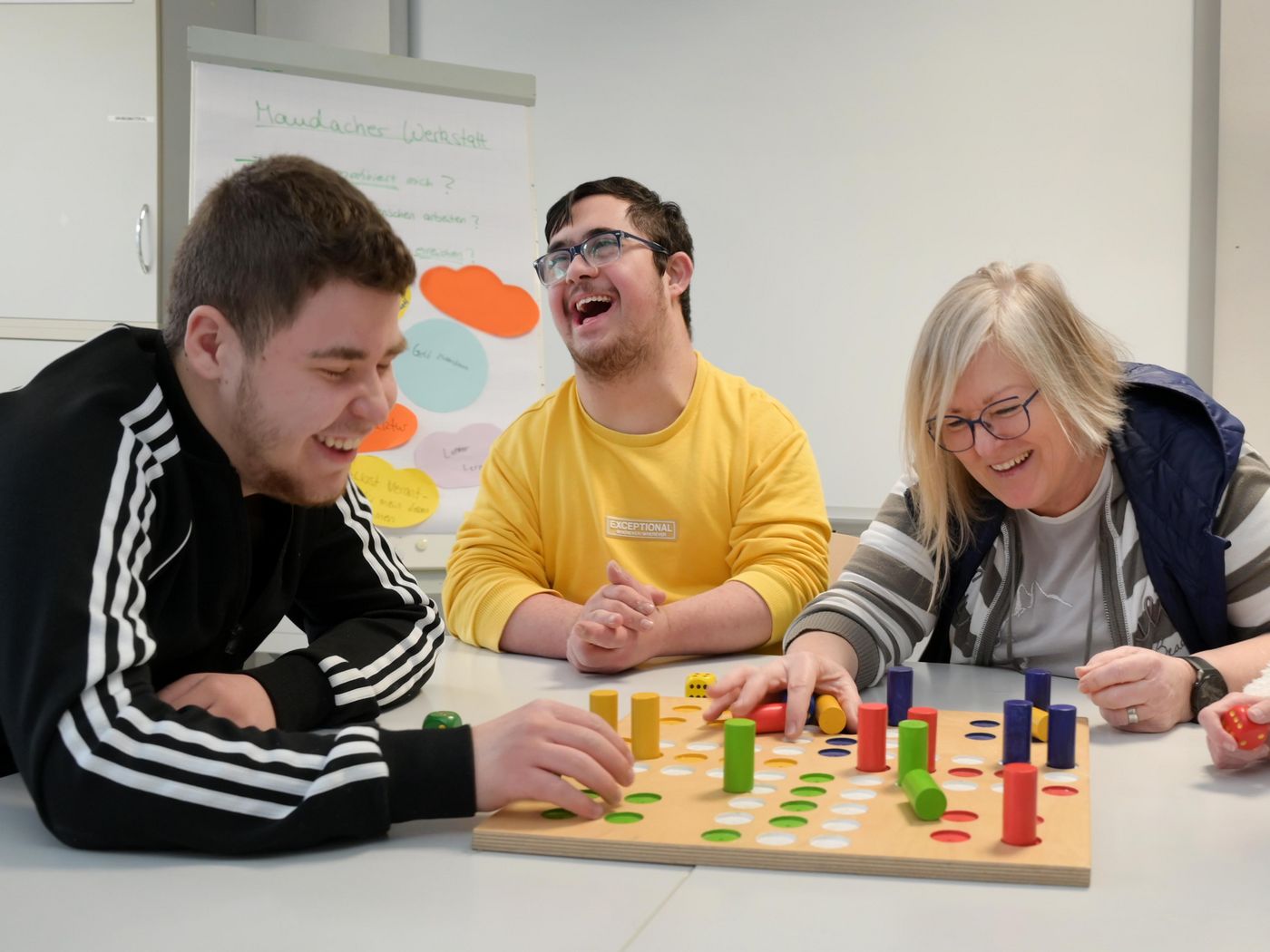 Gruppe spielt Mensch ärgere dich nicht