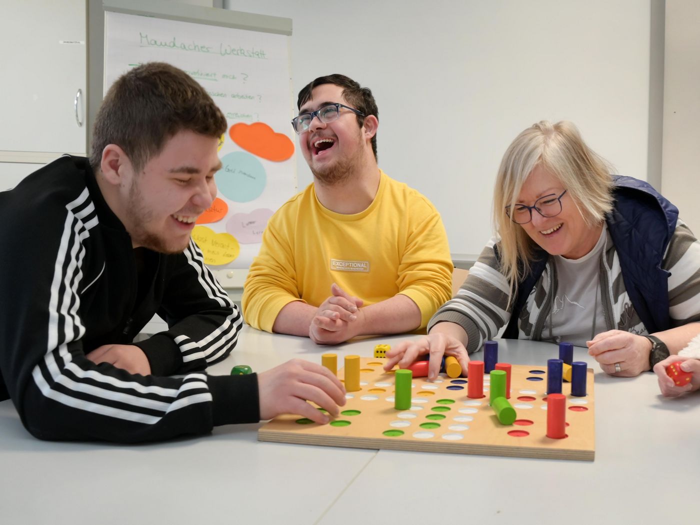 Gruppe spielt Mensch ärgere dich nicht