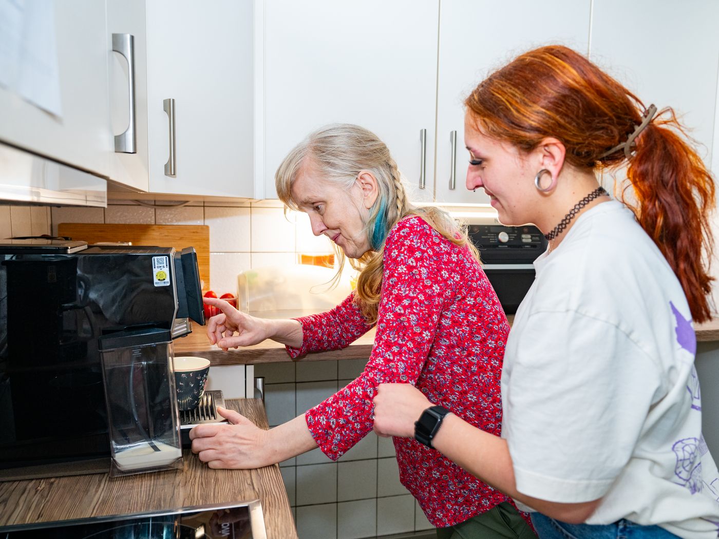 zwei Frauen an Kaffeemaschine