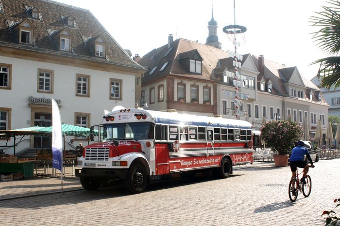 Rote Schlaganfallbus in Fußgängerzone
