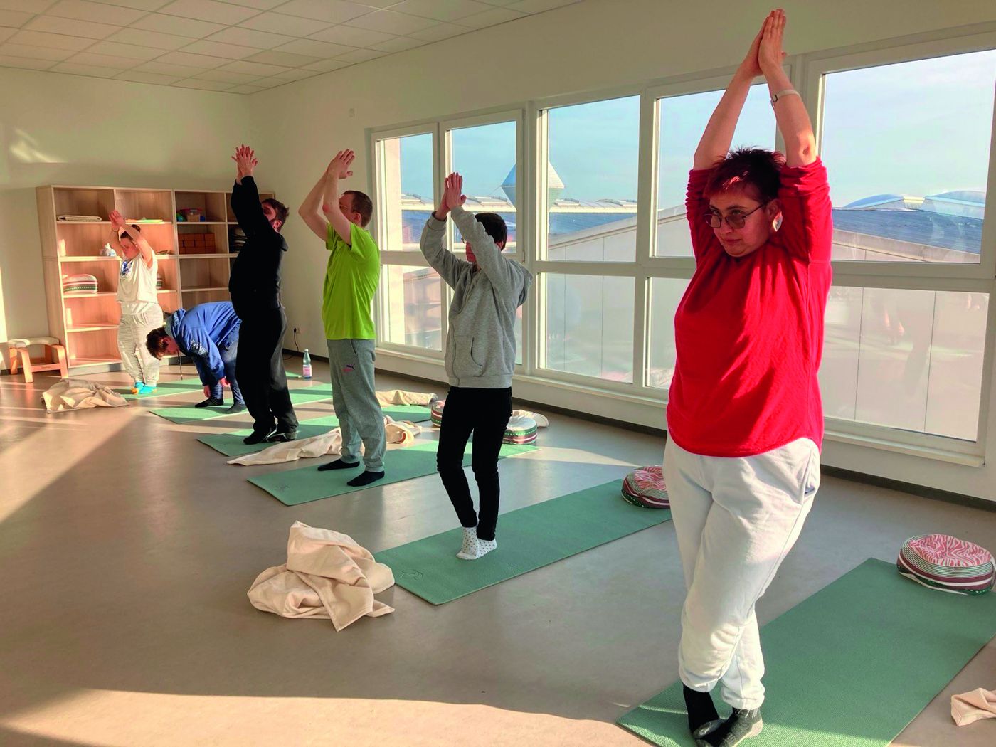 Gruppe macht Yoga