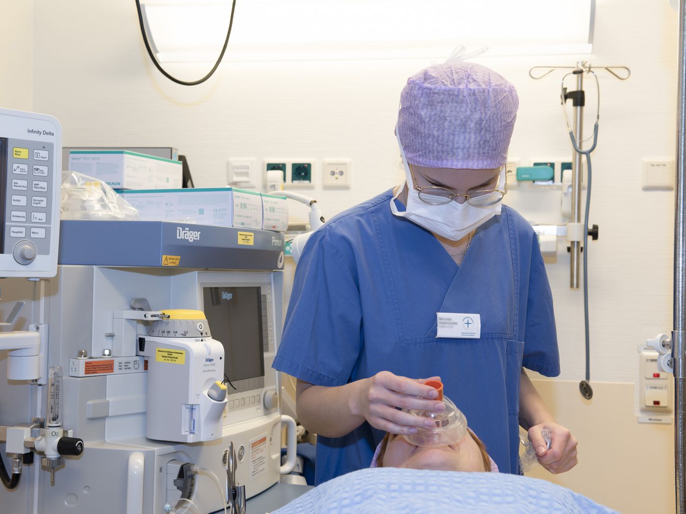 Anästhesietechnische Assistentin wählt Gesichtsmaske für Beatmung aus