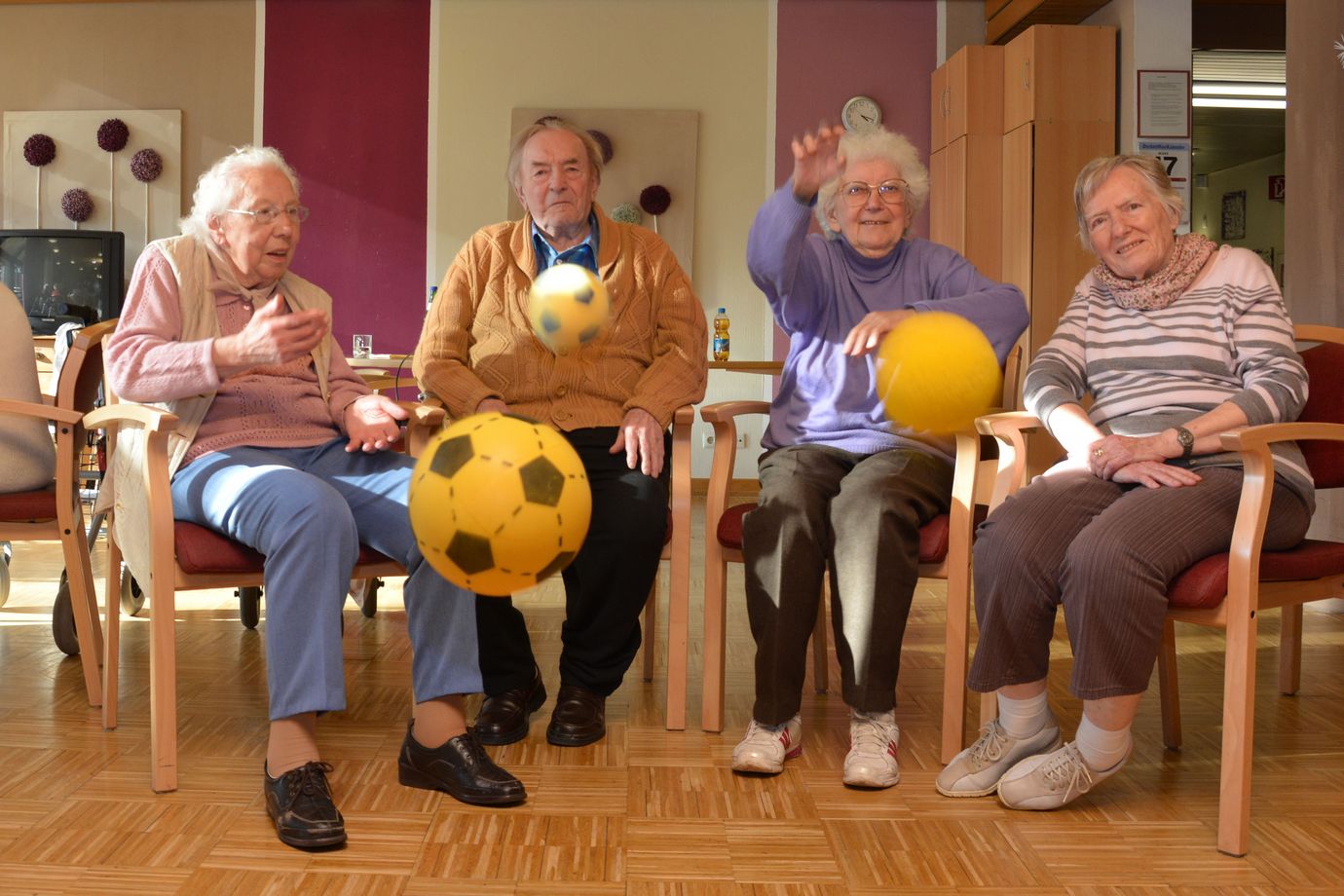 Aktive Betreuung mit Ballspiel