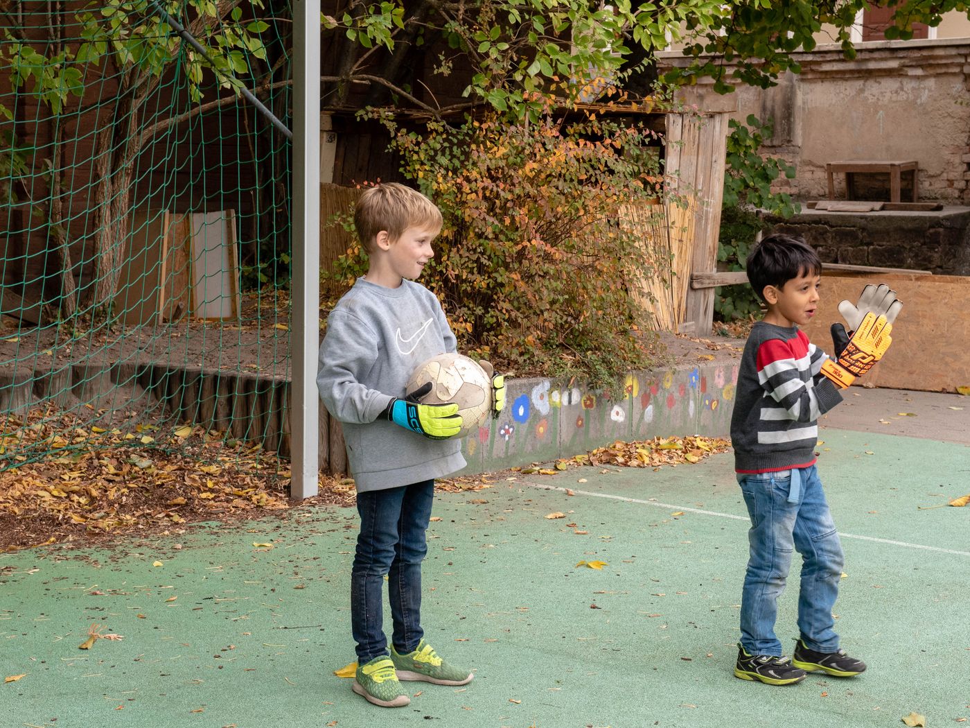 2 Jungs beim Fußballspielen