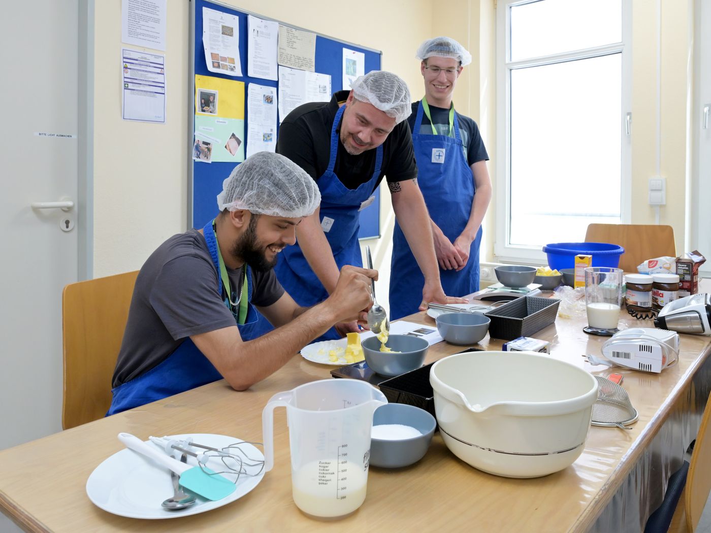 Männer backen Kuchen