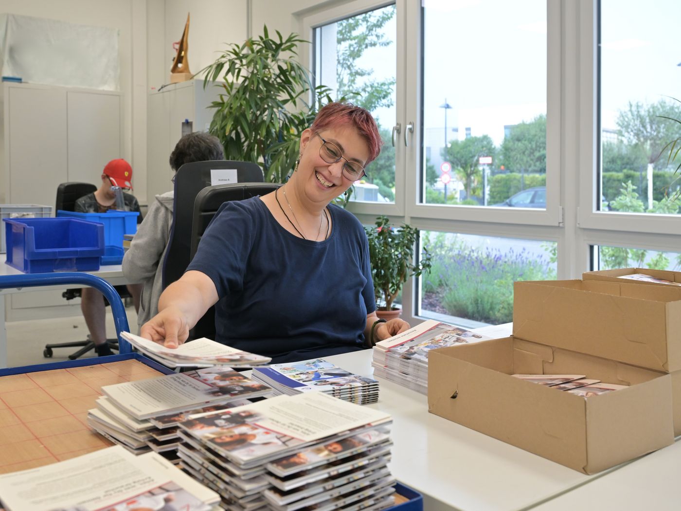 Frau sortiert Mappen