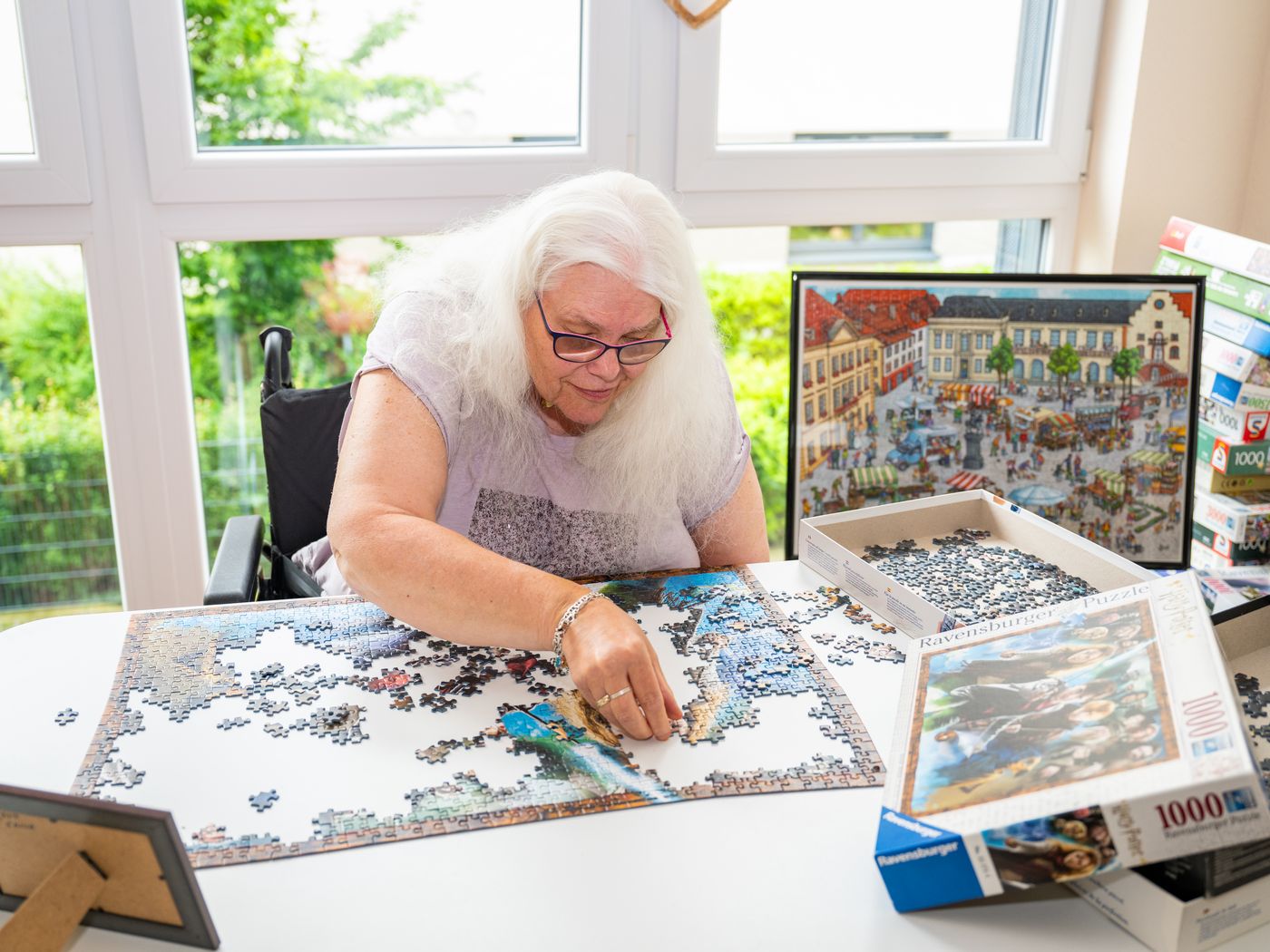 Eine Frau puzzelt