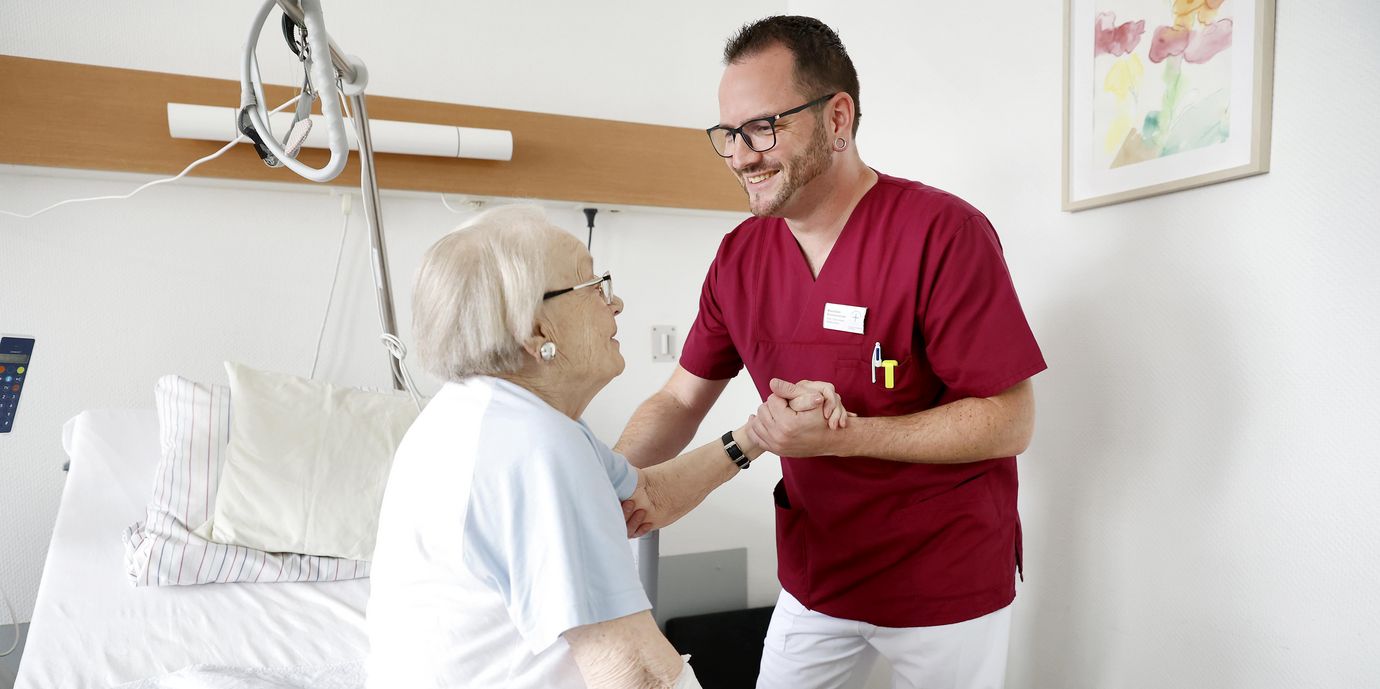 Pfleger hilft Patientin