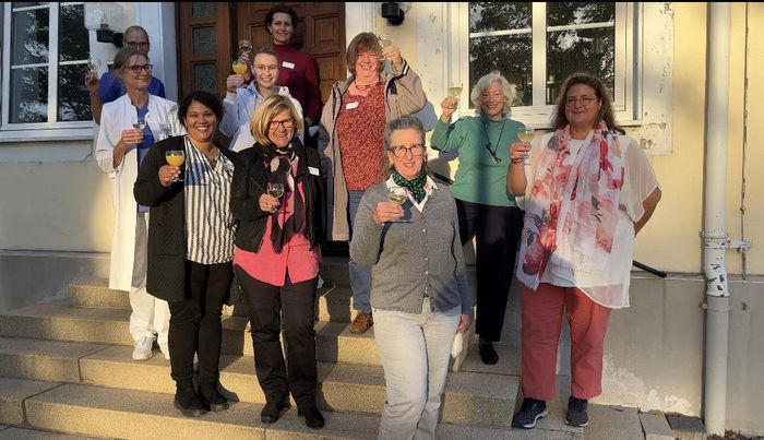 Gruppenbild mit Pfelgedirektorin Doris Wiegner und Vicki der Klerk vom VTI