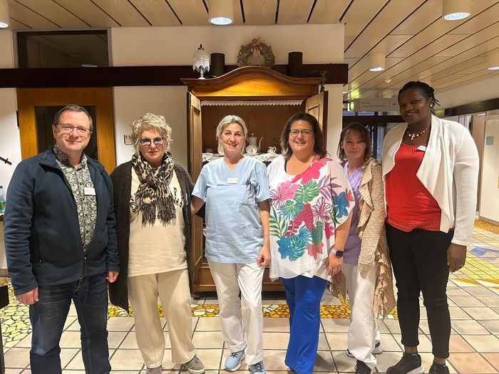 Gruppenfoto: Thomas Dittrich (Pflegedienstleitung Wolffstift), Christine Sevinc (Leiterin Soziale Betreuung), Anja Böhmer (Validationsanwenderin, Mitarbeiterin Soziale Betreuung), Stephani Maser (Validation Training Institute), Gabriele Linn (Validationsteacherin, Mitarbeiterin Soziale Betreuung), Catherine Weis (Pflegefachkraft)