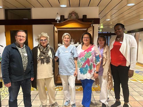 Gruppenfoto: Thomas Dittrich (Pflegedienstleitung Wolffstift), Christine Sevinc (Leiterin Soziale Betreuung), Anja Böhmer (Validationsanwenderin, Mitarbeiterin Soziale Betreuung), Stephani Maser (Validation Training Institute), Gabriele Linn (Validationsteacherin, Mitarbeiterin Soziale Betreuung), Catherine Weis (Pflegefachkraft)