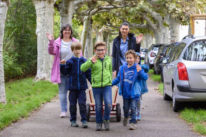 Leiterinnen und Hort-Kinder beim Umzug 
