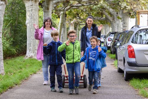 Leiterinnen und Hort-Kinder beim Umzug 