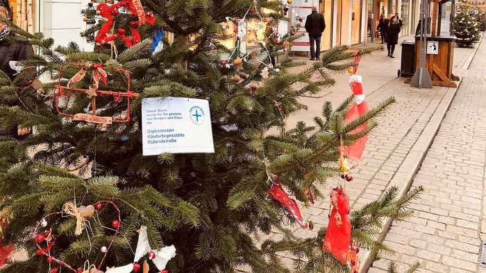 Weihnachtsbaum in Einkaufsstraße