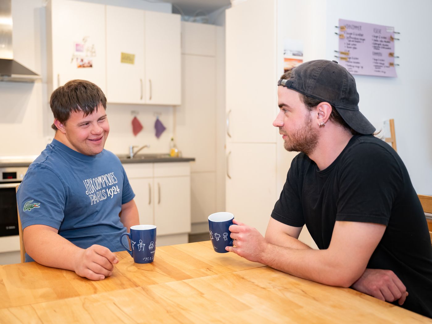 zwei Männer trinken Kaffee