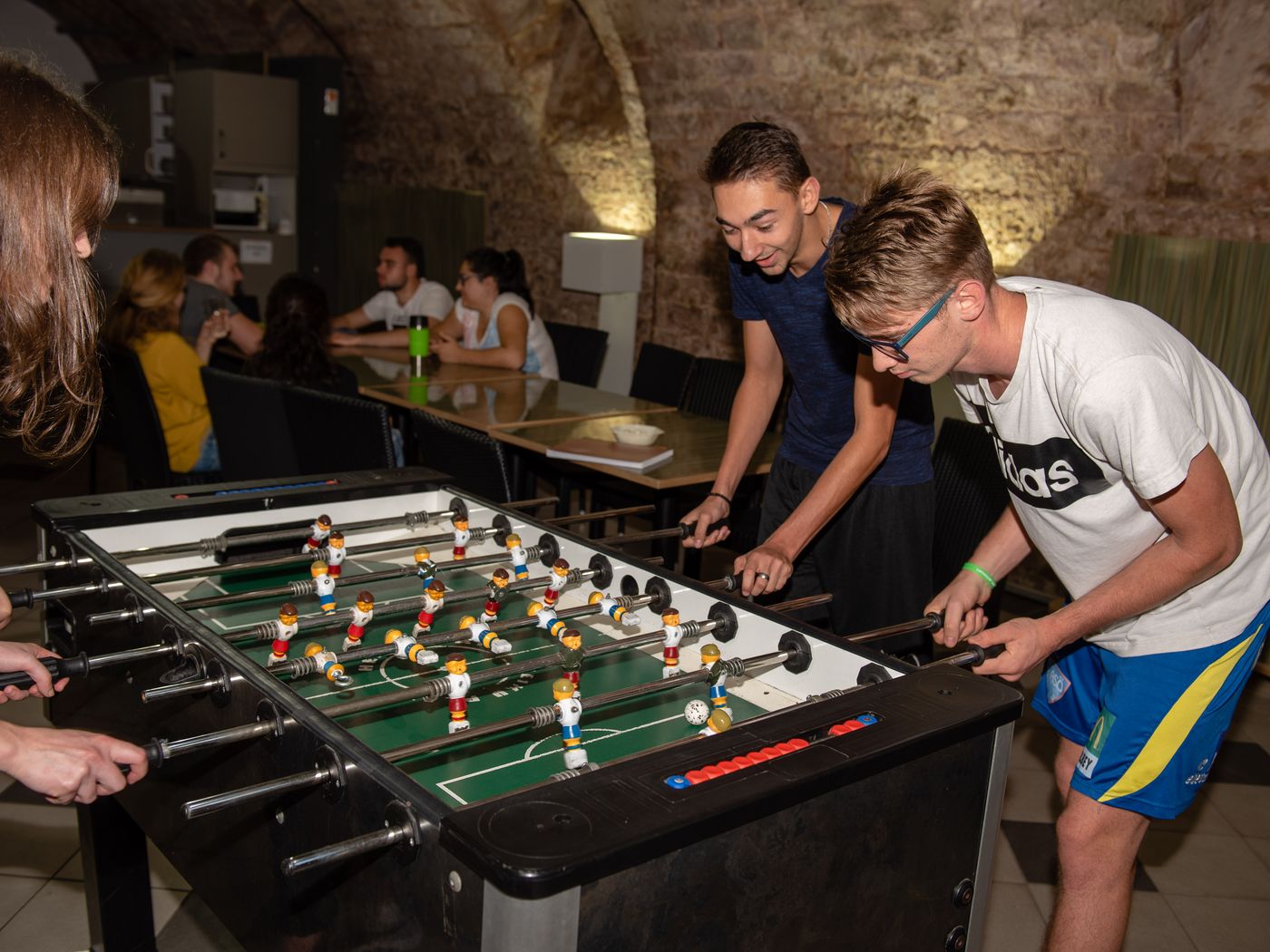 Schüler kickern im Schülercafé