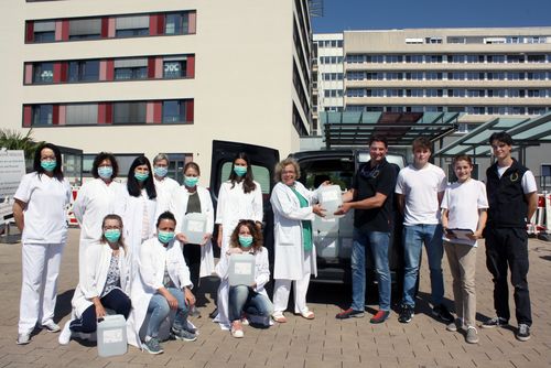 Spendenübergabe vor dem Krankenhaus