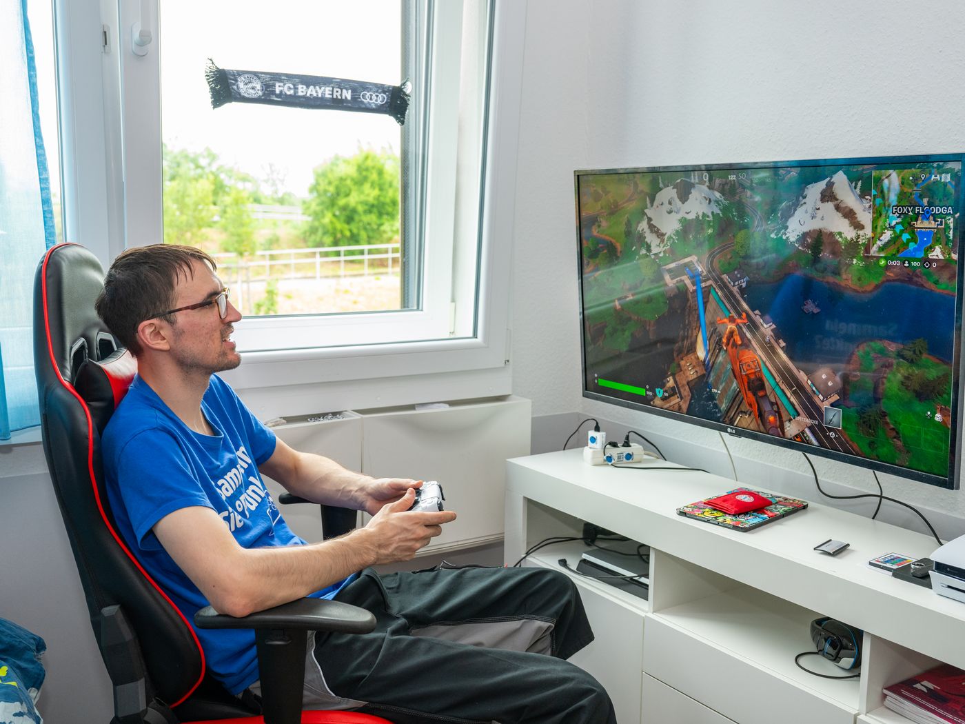 ein Mann spielt ein Videospiel