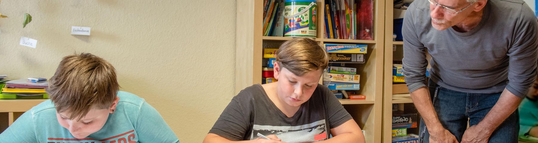 Schüler beim Hausaufgaben machen