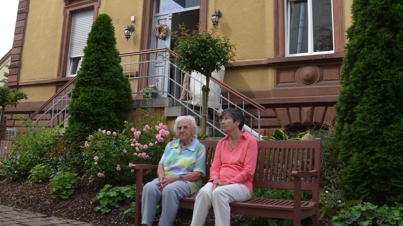 Seniorinnen auf der Parkbank