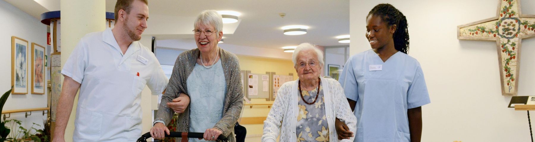 Pflegerinnen mit Senioren