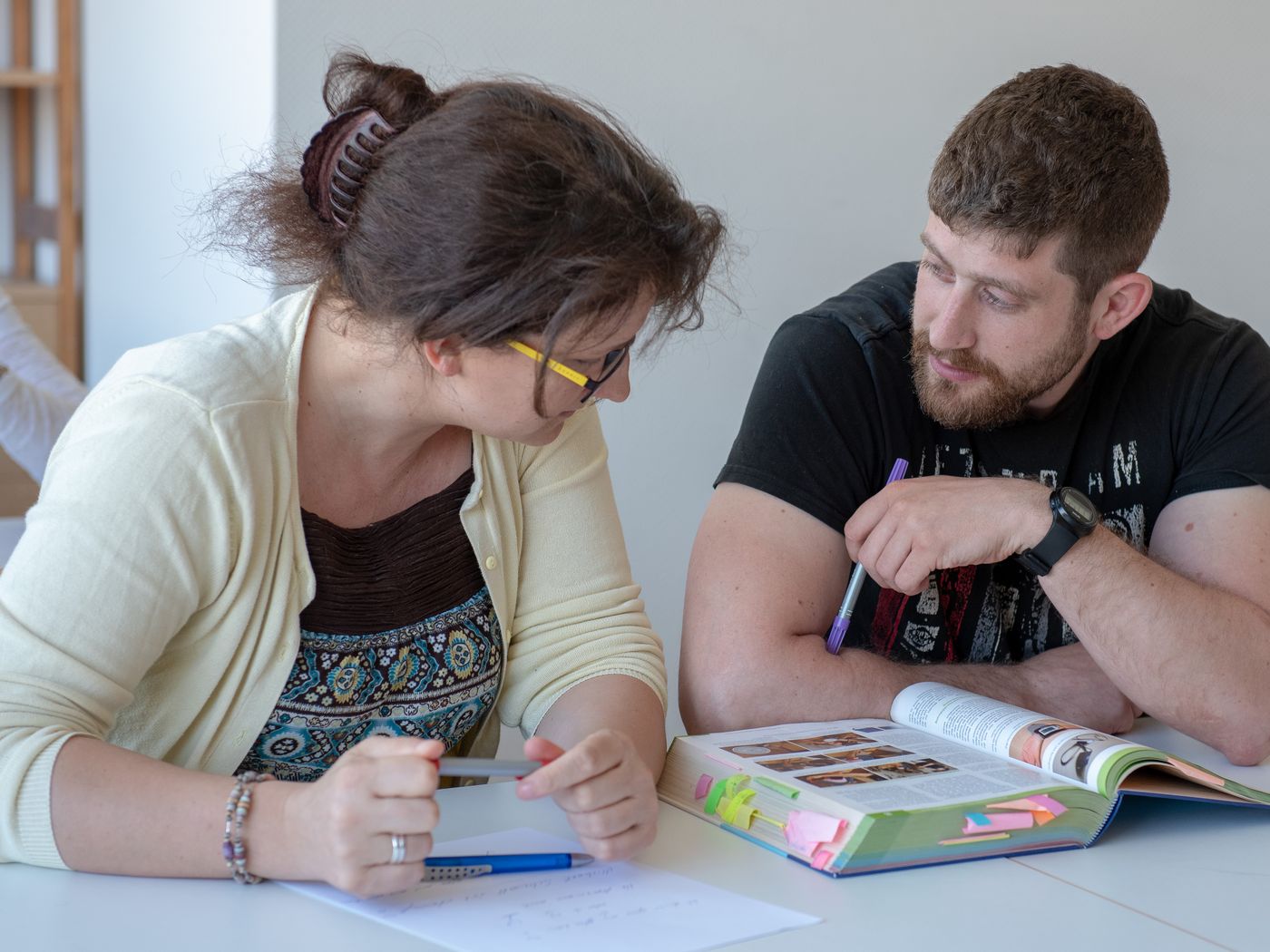 Zwei Schüler im Gespräch