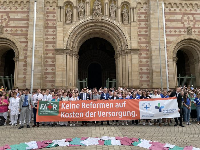 Gruppenfoto mit Protestbanner Foto: St. Vincentius Krankenhaus Speyer