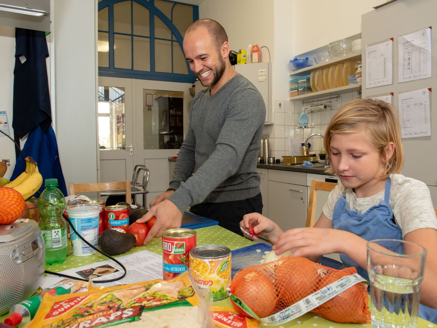 Erzieher und Junge beim Kochen