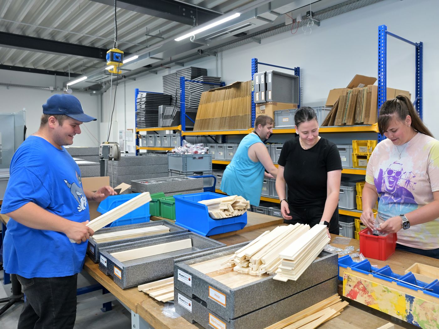 Beschäftigte arbeiten mit Holz