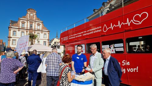Menschen im Gespräch vor dem Schlaganfallbus