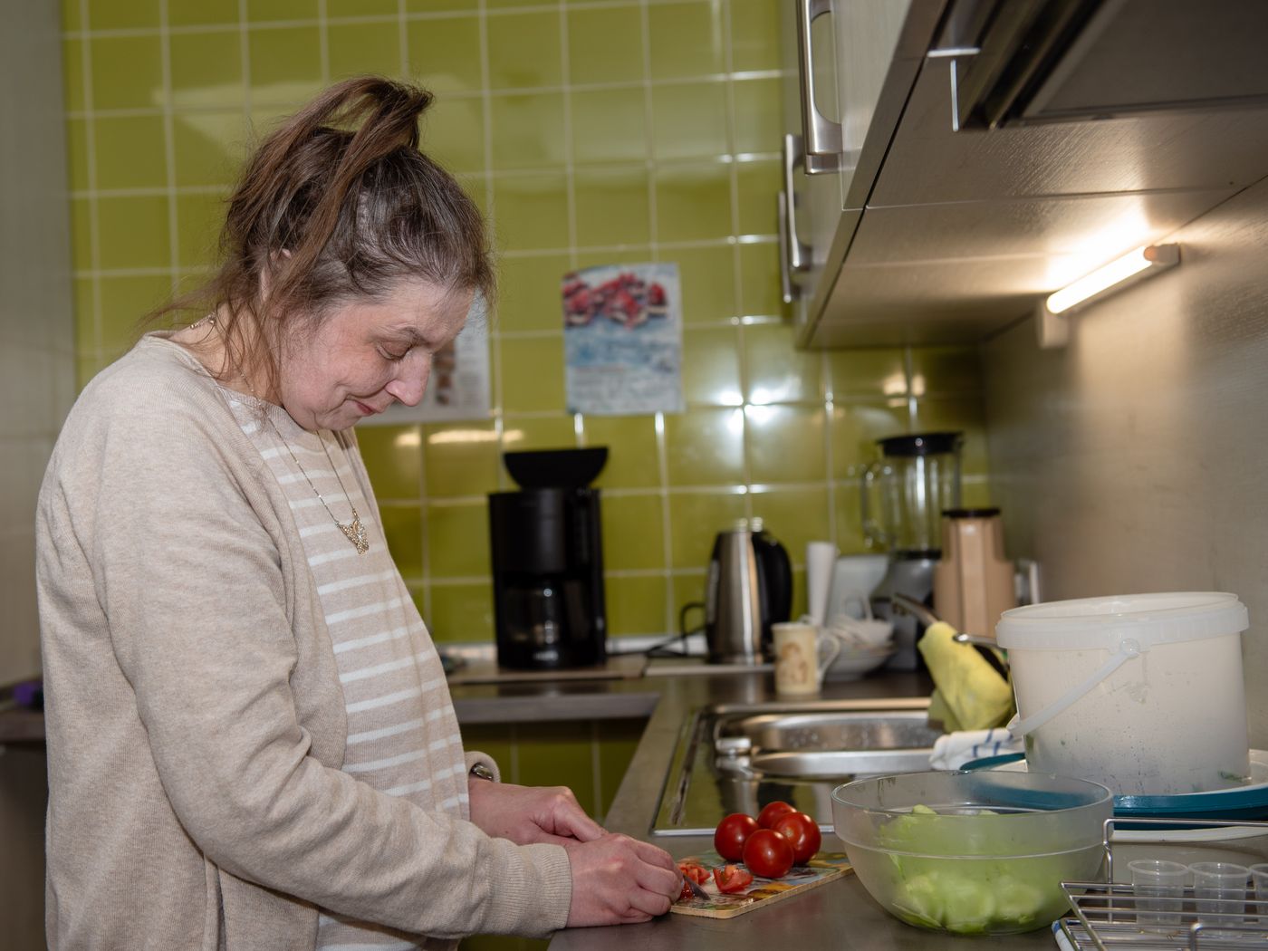 Frau beim Gemüseschneiden