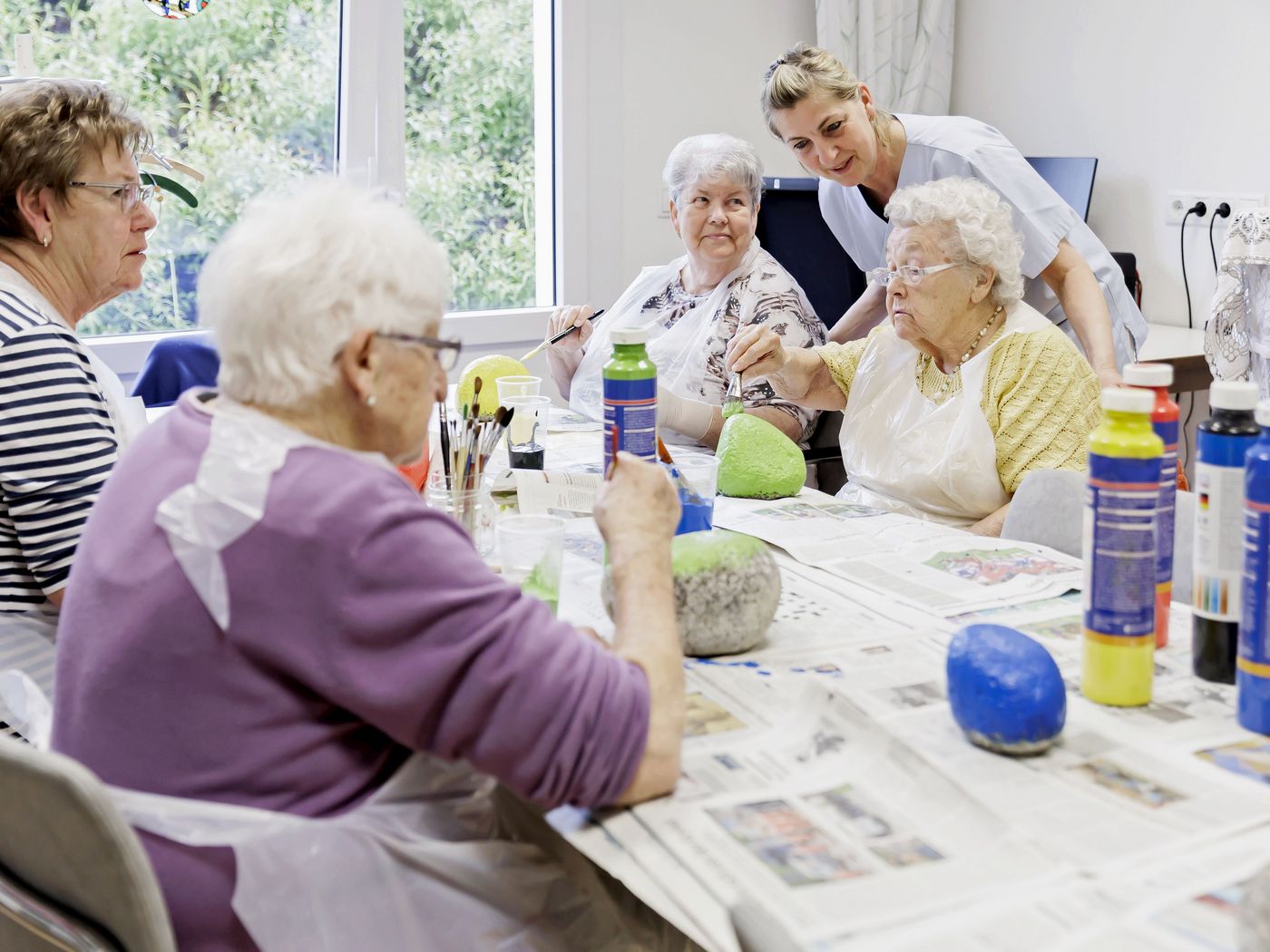 Gruppe Seniorinnen malt