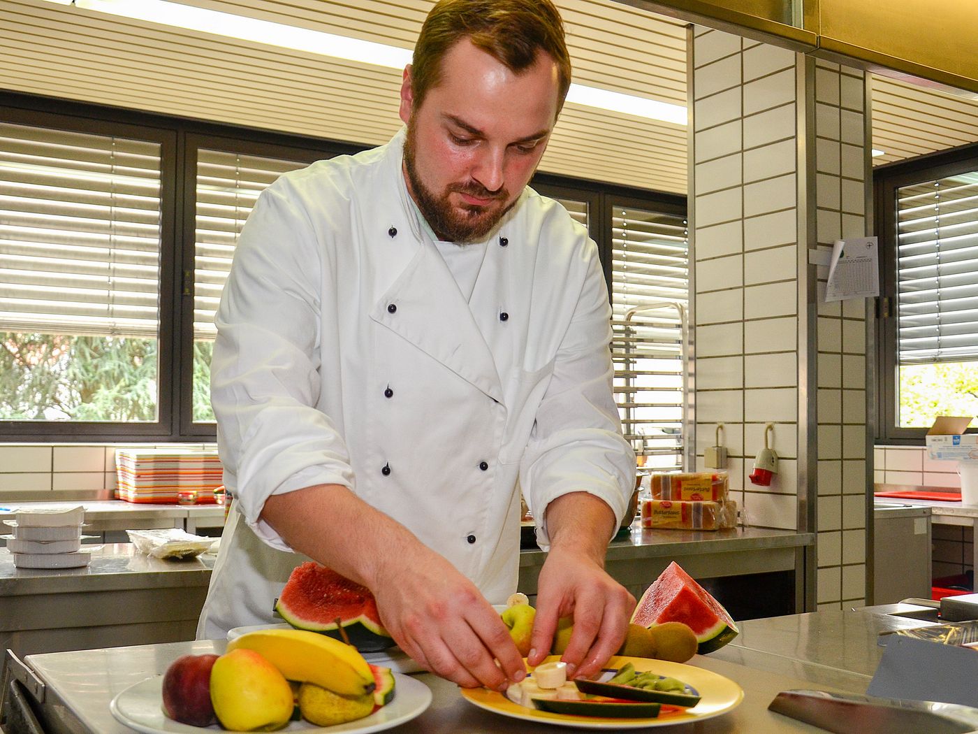 Koch beim Obstschneiden