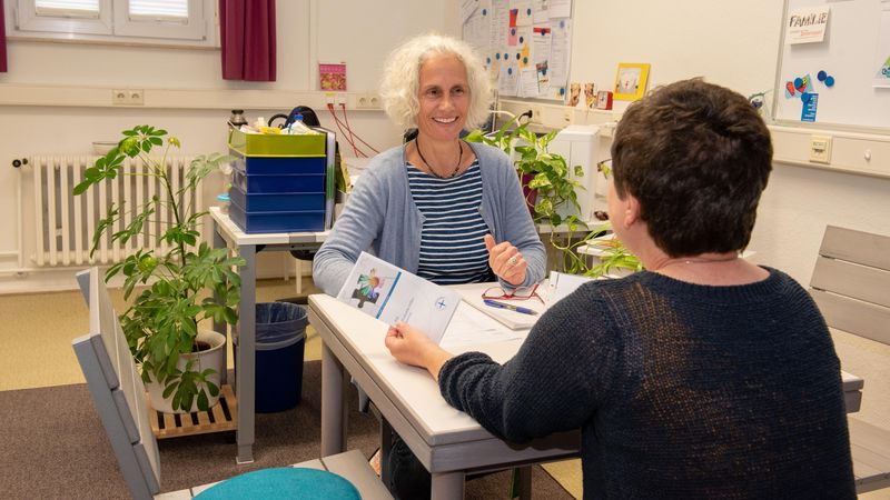 Beraterin und Mutter im Gespräch