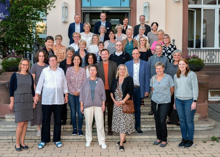 Gruppenfoto der Jubilar:innen auf der Treppe des Mutterhausesaustreppe