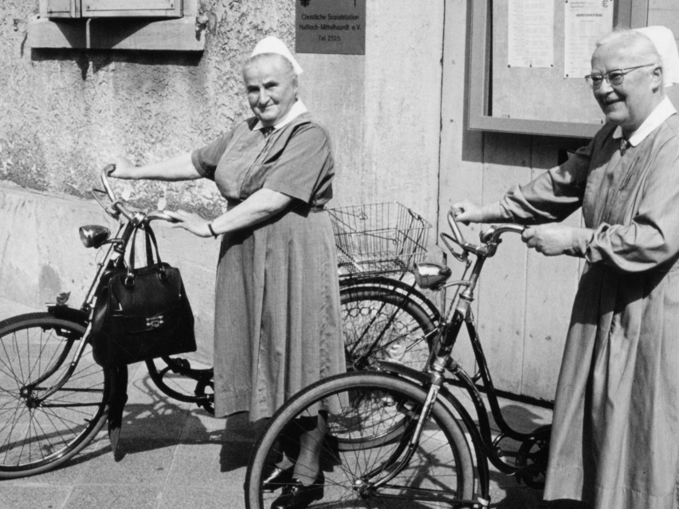 Historisches Bilddokument: Diakonissen mit Fahrrad