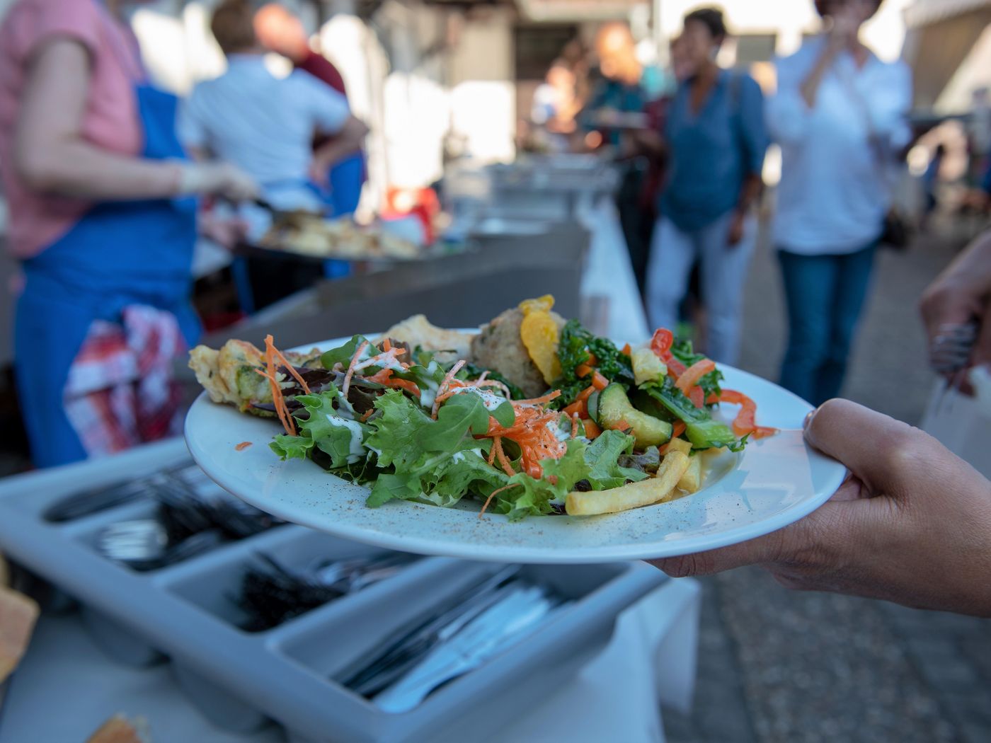 Gefüllter Teller beim Betriebsfest