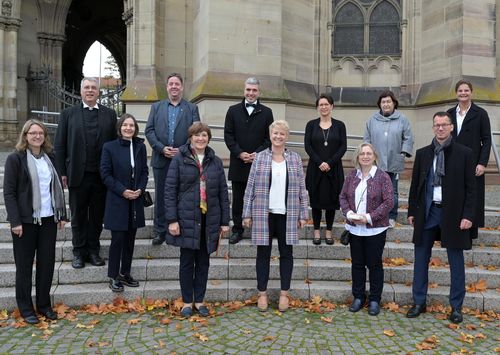Neu eingesegnete Diakonissen vor der Gedächniskirche