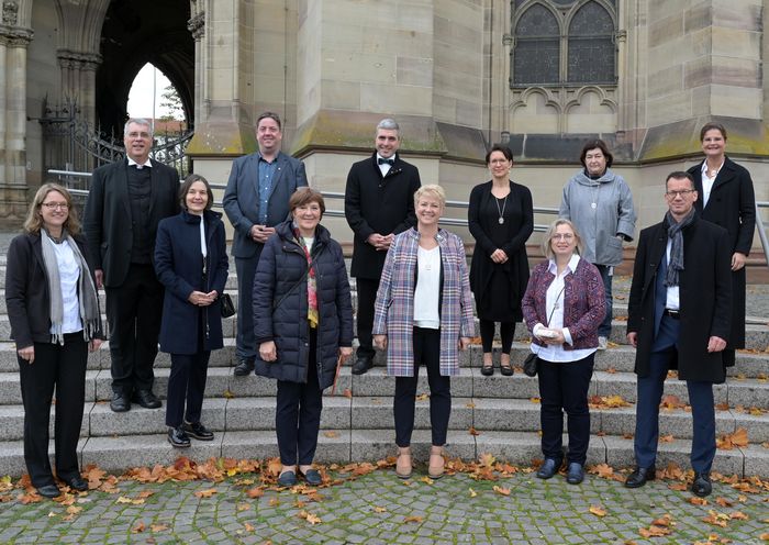 Neu eingesegnete Diakonissen vor der Gedächniskirche