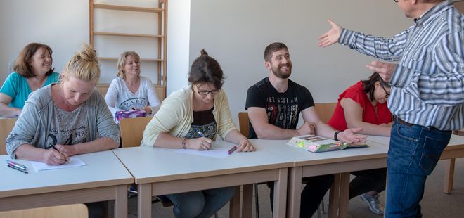 Schülerinnen und Schüler der Fachschule für Altenpflege im Unterricht