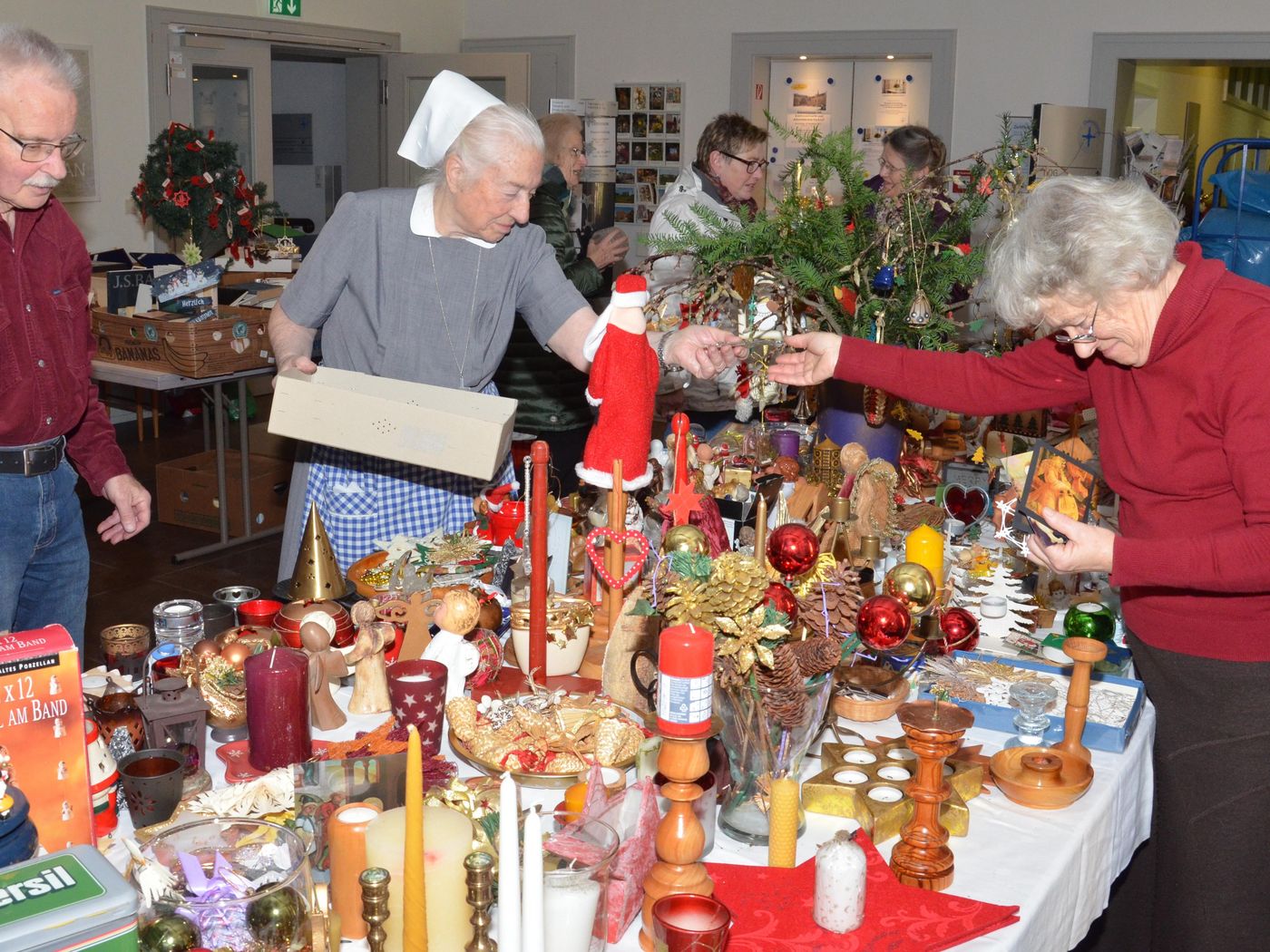 Fleißige Helfer bauen Adventsbasar auf