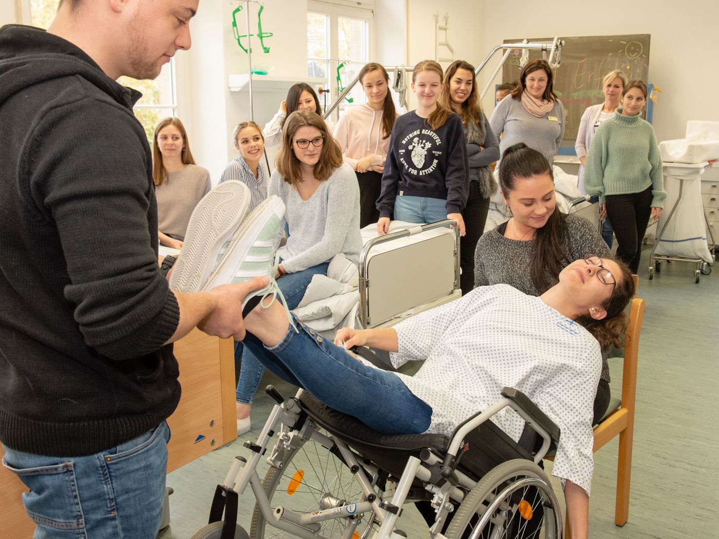 Pflegeschüler üben Ohnmacht von Rollstuhlpatient