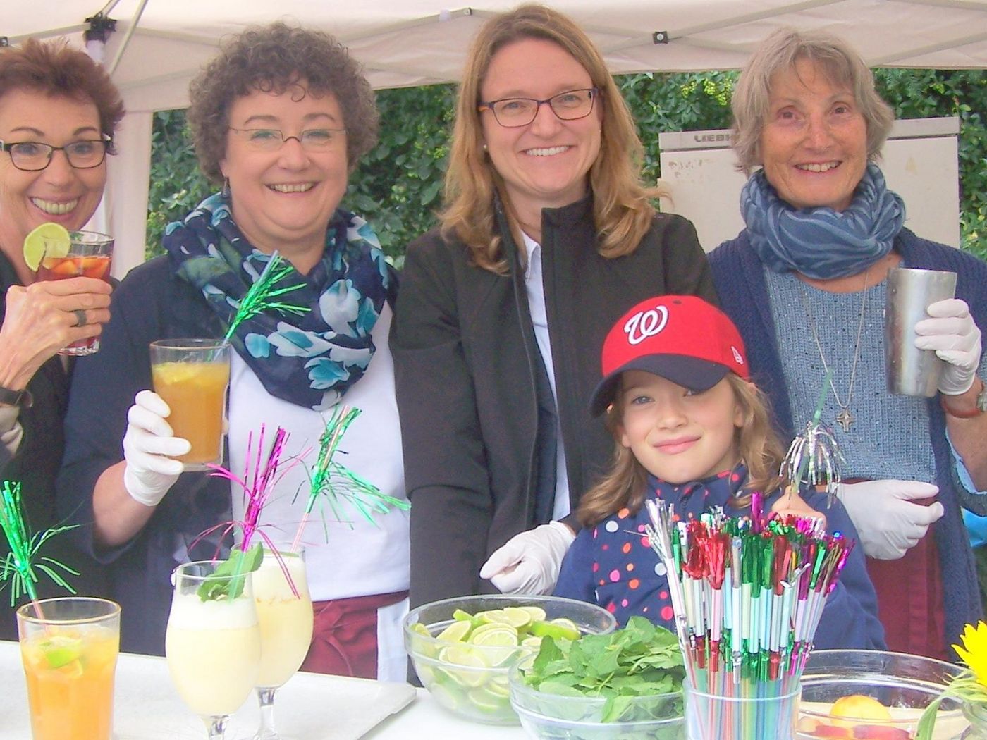 Gruppe am Cocktailstand