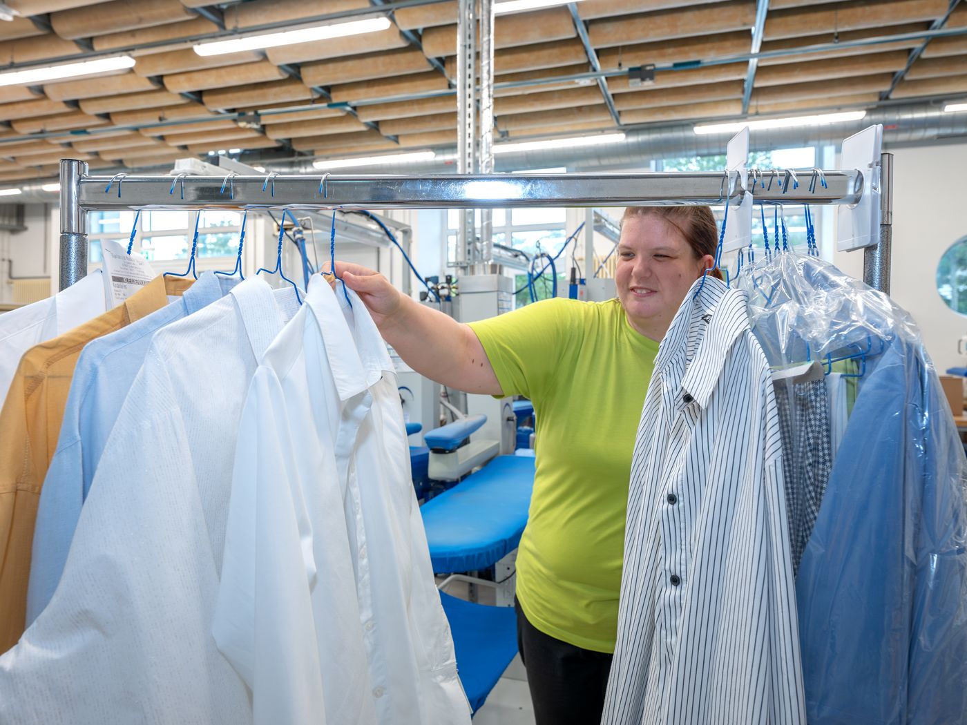 Frau sortiert Hemden