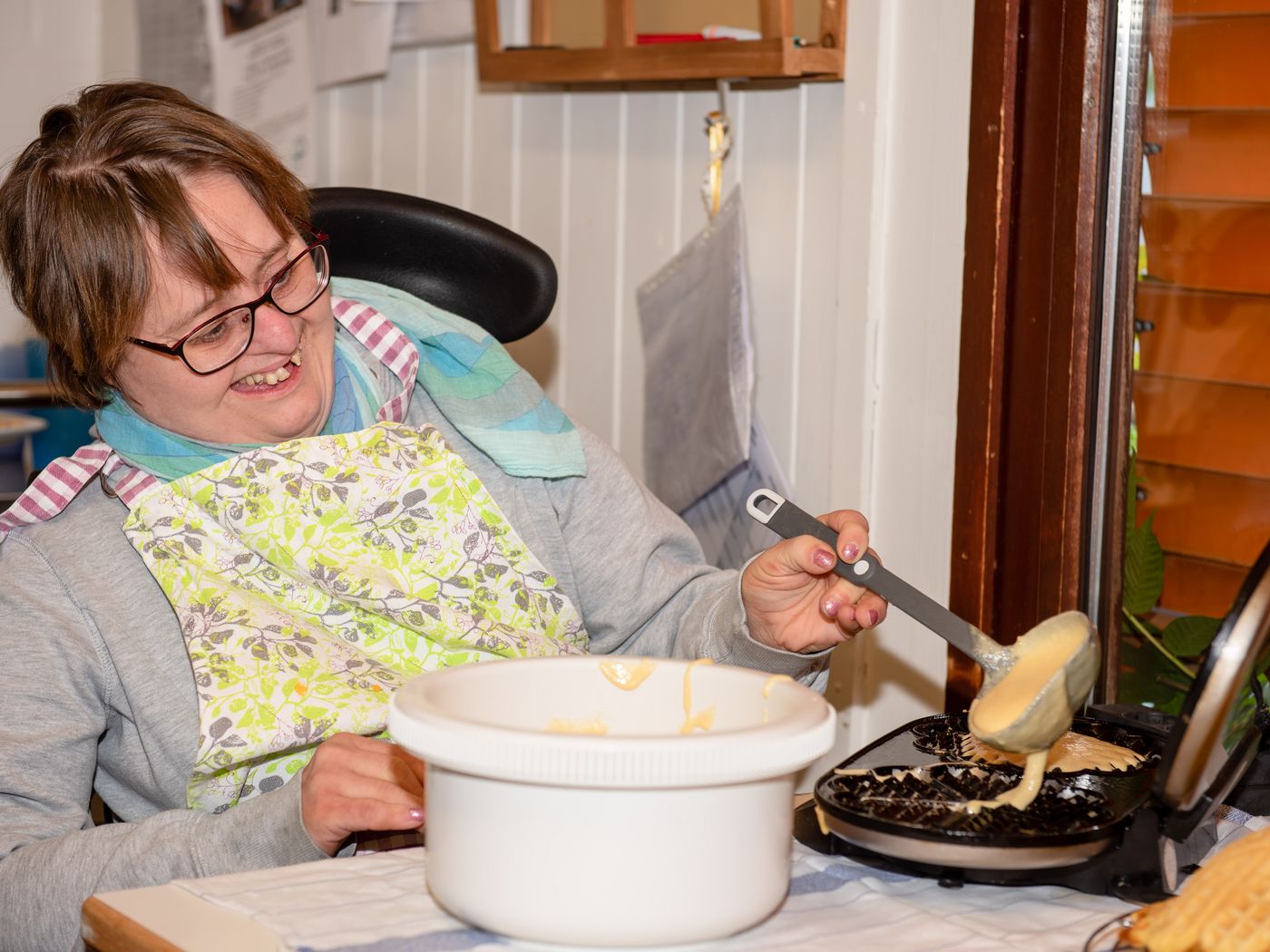 Frau beim Waffelbacken