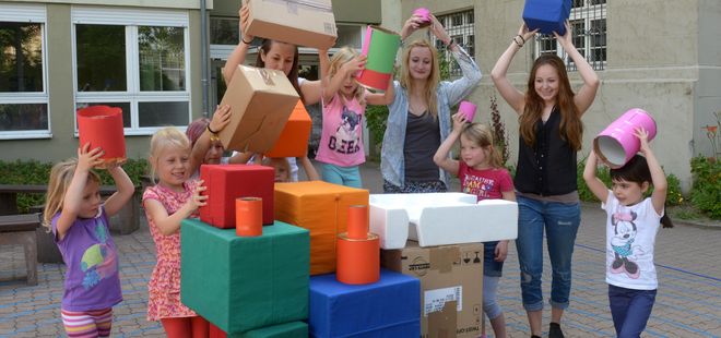 Erzieherinnen und Kinder spielen